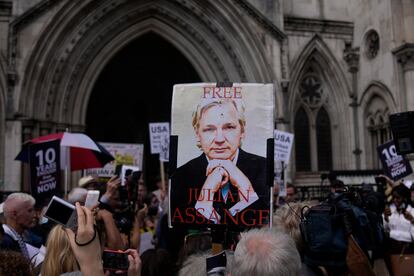 Un partidario del fundador de Wikileaks, Julian Assange, sostiene un cartel después de la primera audiencia en la apelación de extradición de Julian Assange, en el Tribunal Superior de Londres, el miércoles 11 de agosto de 2021.
