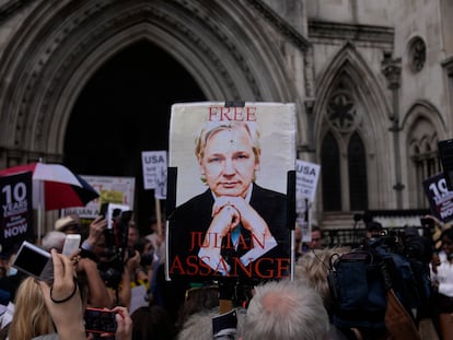 Un partidario del fundador de Wikileaks, Julian Assange, sostiene un cartel después de la primera audiencia en la apelación de extradición de Julian Assange, en el Tribunal Superior de Londres, el miércoles 11 de agosto de 2021.