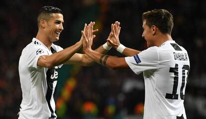 Dybala e Cristiano Ronaldo comemoram gol do argentino, que definiu o jogo em Manchester.