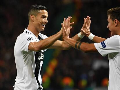 Dybala e Cristiano Ronaldo comemoram gol do argentino, que definiu o jogo em Manchester.