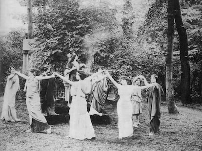 Uno de los Rituales de Safo, organizados con música y danza en honor de la poetisa griega Safo de Mitilene por la escritora estadounidense Natalie Clifford Barney (1876-1972) en el jardín de su casa. Imagen de alrededor de 1895.