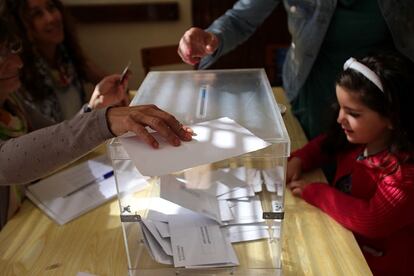 Las urnas se van llenando de votos.