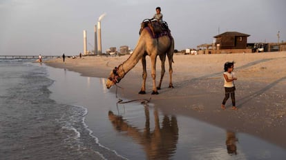 Playa israelí de Zikim, donde se extiende la contaminación desde la cercana franja de Gaza. 