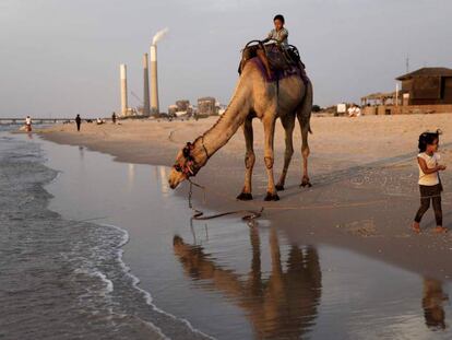 Playa israelí de Zikim, donde se extiende la contaminación desde la cercana franja de Gaza. 