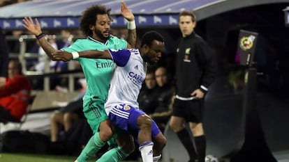 Igbekeme protege el balón ante Marcelo. 