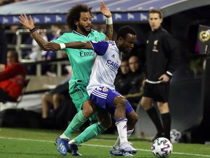 Igbekeme protege el balón ante Marcelo. 