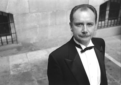 Retrato de Pedro Navascués, historiador de la arquitectura, en la Real Academia de Bellas Artes de San Fernando, poco antes de la ceremonia de su ingreso, el 10 de mayo de 1998.