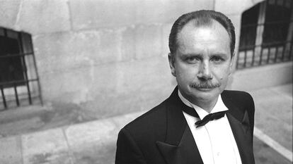 Retrato de Pedro Navascués, historiador de la arquitectura, en la Real Academia de Bellas Artes de San Fernando, poco antes de la ceremonia de su ingreso, el 10 de mayo de 1998.