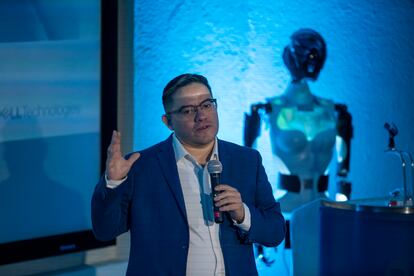Pablo González García, PowerEdge Product Line Manager de LATAM DELL Technologies, conversa durante la mesa titulada “Aceleración de la transformación en las empresas con IA generativa” organizado por EL PAÍS América, en Ciudad de México, el 16 de noviembre de 2023. 