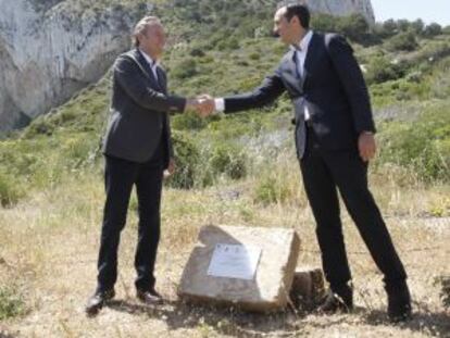 El presidente de la Generalitat y el acalde de Calpe frente al Pe&ntilde;&oacute;n de Ifach..