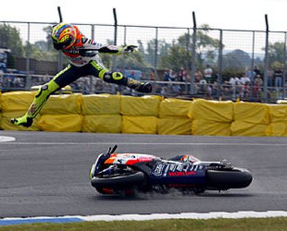 Rossi sale despedido de su motocicleta en el accidente que sufrió el viernes.
