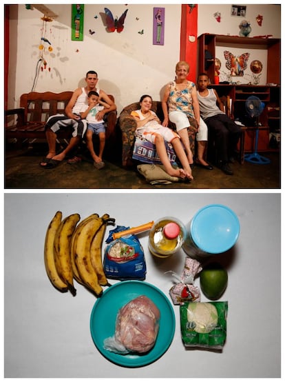 Alida González (la segunda por la derecha) junto a sus familiares (izquierda a derecha: Manuel García, Jesús García, Maira Hernández y Nixon Urbano). "Con el dinero que antes gastábamos en desayuno, almuerzo y cena, ahora solo podemos comprar el desayuno. Y ni siquiera es muy bueno", explica González.