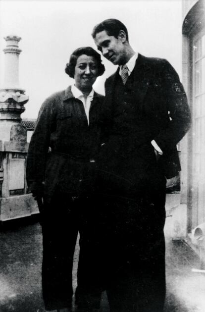 Concha Méndez y Manuel Altolaguirre en la terraza del número 55 de la calle Viriato de Madrid, hacia 1932.