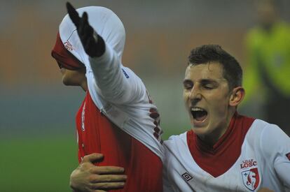 Los jugadores del Lille De Melo y Digne celebran uno de los goles de su equipo ante el BATE.