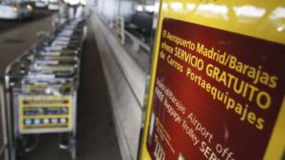 Vista de varios carros portaequipajes en la terminal T4 de Barajas. EFE/Archivo