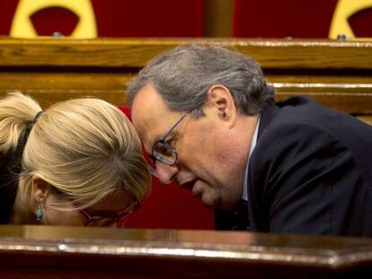 El president de la Generalitat, Quim Torra, conversa amb la portaveu del Govern, Elsa Artadi, al ple del Parlament.