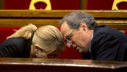 El president de la Generalitat, Quim Torra, conversa amb la portaveu del Govern, Elsa Artadi, al ple del Parlament.