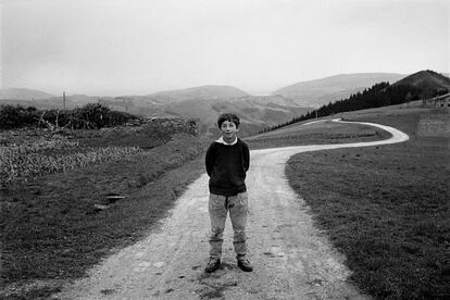 Mikel Arteaga, en el caserío Bulano. Asteasu, Gipuzkoa, 1981.