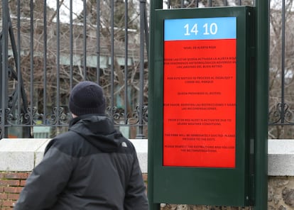 Un panel informa sobre el cierre del parque de El Retiro de Madrid debido a las fuertes rachas de viento.