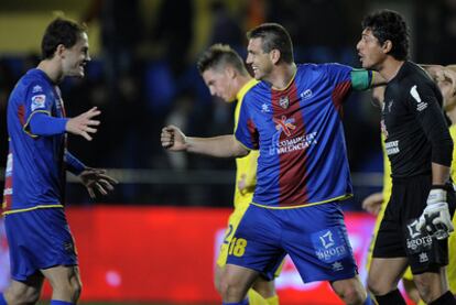 Los jugadores del Levante celebran la victoria ante el Villarreal.