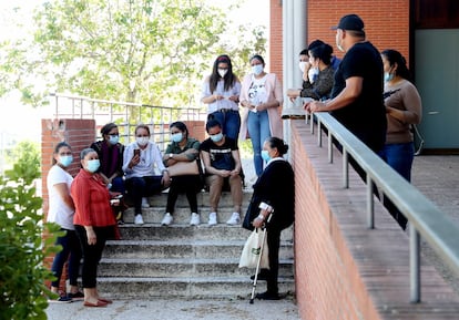 La familia de Erika Mejía, en las escaleras del tanatorio al acabar el funeral. En ese momento hablaban por videoconferencia con sus familiares en Honduras.