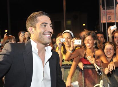 Miguel Ángel Silvestre, más conocido como <i>El Duque</i>, por su famoso personaje de la serie <i>Sin tetas no hay paraíso</i> ha confesado que piensa que su futuro más próximo no está en España. El actor quiere aprender inglés y, de paso, aprovechar el viaje a Estados Unidos para dedicarse al cine. "Me gustaría dejar la tele para hacer cine e irme fuera de España para aprender inglés", ha declarado. Si su deseo se cumple, lo más seguro es que no haya tercera temporada de la serie
por lo menos no con <i>El Duque</i> en pantalla.