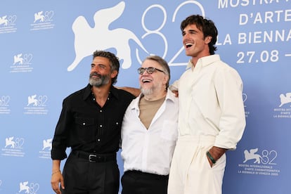 El director del filme 'Frankenstein', Guillermo del Toro (en el centro), junto a los actores Óscar Isaac (a la izquierda) y Jacob Elordi.