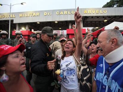 Supporters of Venezuela&#039;s President Hugo Ch&aacute;vez react to the news of his death.