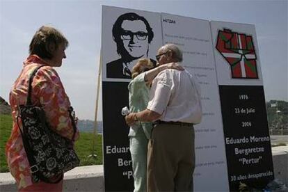 Los familiares de Pertur, en el homenaje tributado ayer en el Paseo Nuevo de San Sebastián.