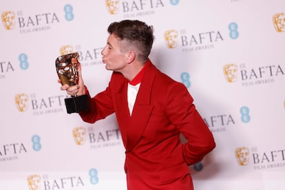 Barry Keoghan, con su Bafta al mejor actor de reparto por 'Almas en pena de Inisherin'.