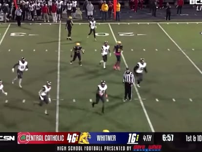 Los jugadores buscan refugio tras escuchar los disparos en el estadio de Whitmer, en una toma de pantalla de la televisión.