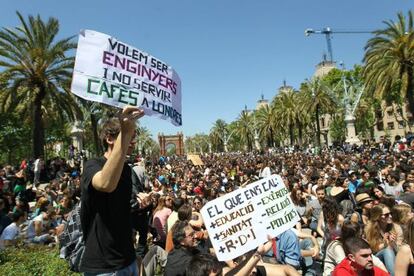 Manifestación de estudiantes en Barcelona contra los recortes en educación.