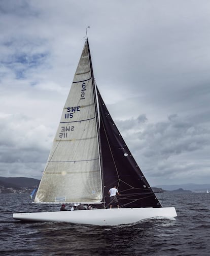 El 'Bribón Movistar', prototipo de la clase 6mR, en aguas de Sanxenxo. Juan Carlos I, con gorra roja, al timón.