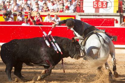 Leonardo Hernandez en su primer toro, este mi&eacute;rcoles en Pamplona.