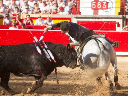 Leonardo Hernandez en su primer toro, este mi&eacute;rcoles en Pamplona.