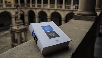 Un exemplar de la 'Gramàtica de la llengua catalana' promoguda per l’IEC, ahir a la seu de la institució.