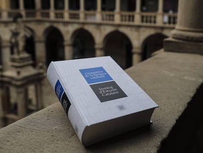 Un exemplar de la 'Gramàtica de la llengua catalana' promoguda per l’IEC, ahir a la seu de la institució.