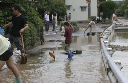 Residentes intentan achicar el agua de sus hogares mientras los equipos de rescate trabajan entre los escombros en búsqueda de víctimas.