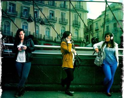 Dos mujeres utilizan el móvil en el centro de Madrid.