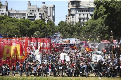 O caos desatou fora do Congresso argentino pela oposição contra a proposta de reforma da Previdência. No interior da Câmara dos Deputados, a oposição pedia o cancelamento da sessão.