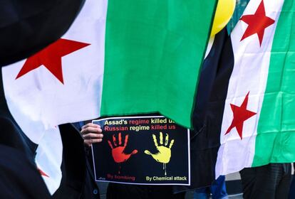 Un inmigrante sirio viviendo en Bulgaria sostiene una pancarta contra los ataques químicos en Siria frente a la embajada siria de Sofia (Bulgaria).
