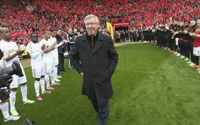 Los jugadores del Swansea y el Manchester United hacen el pasillo ayer a Ferguson en Old Trafford