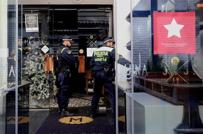 Cierre y precinto del restaurante La Máquina de Jorge Juan en el callejón de Puigcerdá.