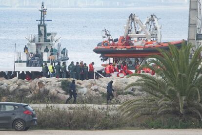 Agentes de la Guardia Civil y de la Cruz Roja durante el desembarco de los migrantes en el puerto de Crinavis de San Roque, en la bahía de Algeciras (Cádiz).