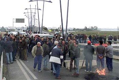 Unos 300 mineros han cortado en Huelva los dos sentidos del puente sobre el río Odiel.