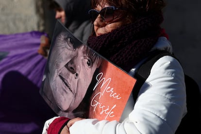 Una mujer sostiene una pancarta con un retrato de Gisèle Pelicot durante una concentración frente al tribunal de Aviñón este viernes.