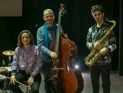 Lucía Martínez, Baldo Martínez y Juan Saiz, los tres componentes de Frágil gigante, el domingo pasado en Madrid.