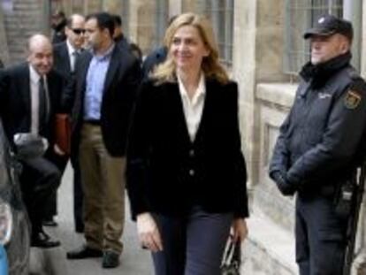 GRA050. PALMA DE MALLORCA, 08/02/2014.- La infanta Cristina, seguida por su abogado, Miguel Roca (i), a su llegada a los juzgados de Palma, donde est&aacute; citada para declarar como imputada en el caso N&oacute;os. EFE/Ballesteros