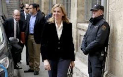 GRA050. PALMA DE MALLORCA, 08/02/2014.- La infanta Cristina, seguida por su abogado, Miguel Roca (i), a su llegada a los juzgados de Palma, donde está citada para declarar como imputada en el caso Nóos. EFE/Ballesteros