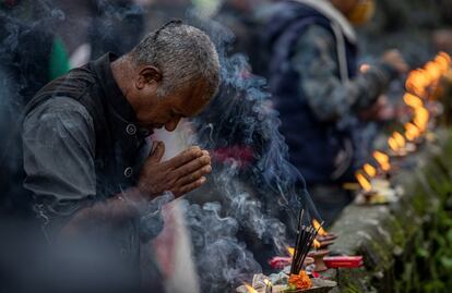 Un hombre participa en el culto de los rituales del Día del Padre que se viven bajo los efectos de la pandemia del coronavirus, en Katmandú (Nepal).